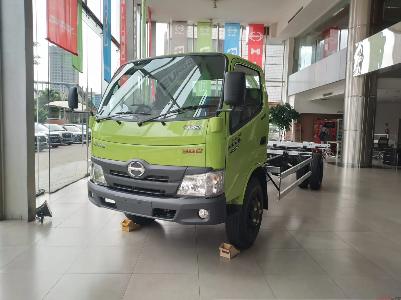 Kenapa Hino Dutro Jadi Truk Favorit Bisnis di Indonesia?
