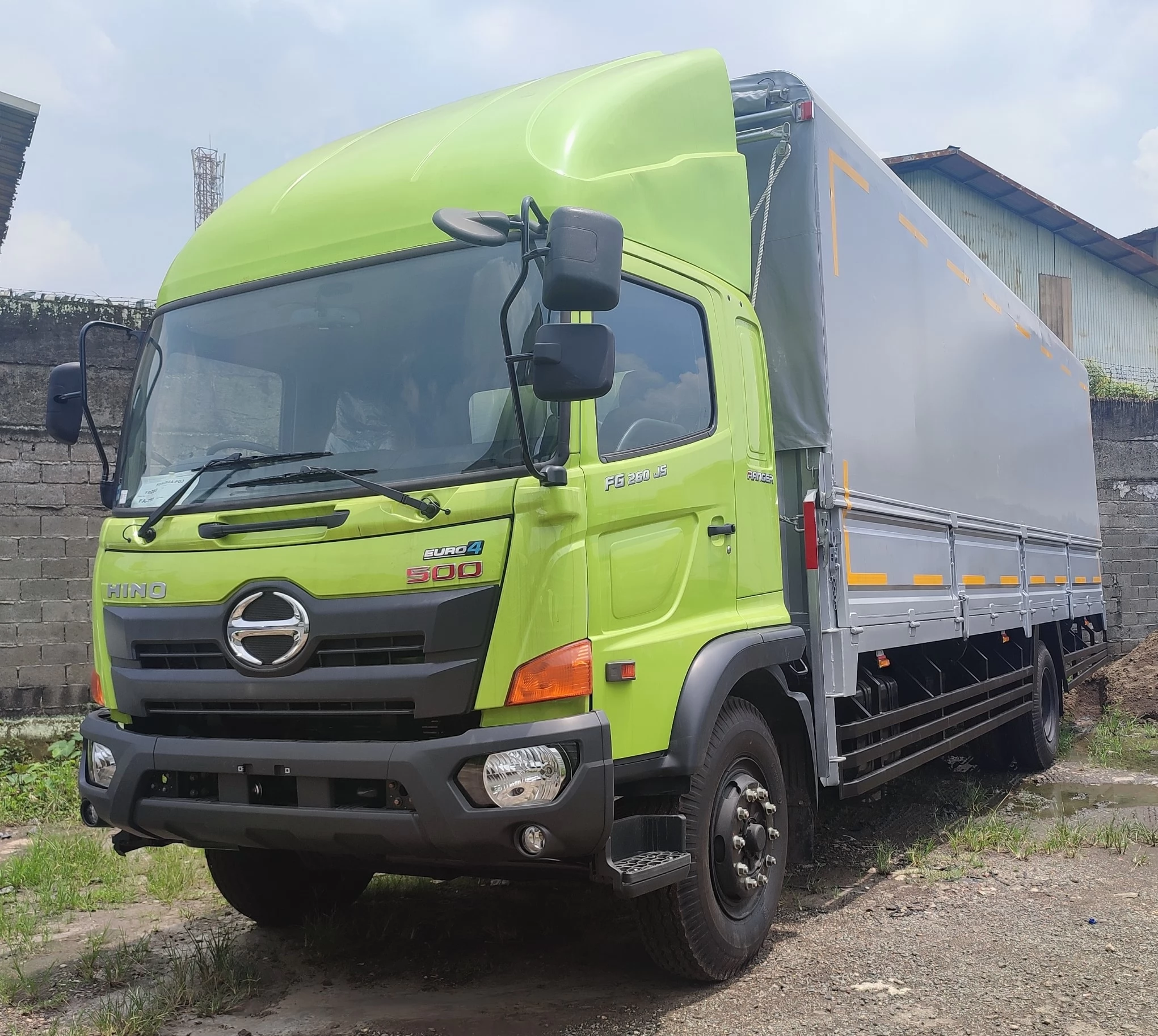 Kenapa Hino Ranger dan Hino 500 Jadi Pilihan Truk Berat Terbaik di Indonesia?