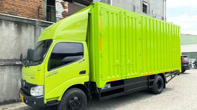 Harga Hino 300 Box Besi untuk Distribusi Retail dan Simulasi Kreditnya